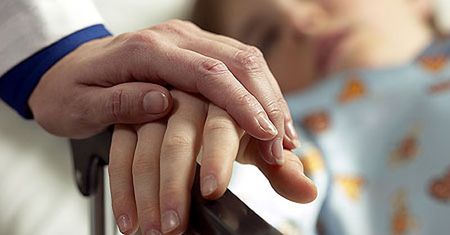 Caritas wyręcza NFZ w finansowaniu leczenia dzieci