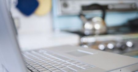 Rząd rozda dzieciom laptopy