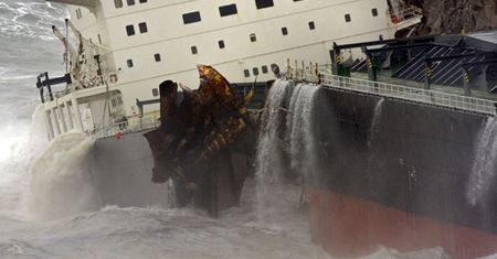 Statek rozpadł się na dwie części