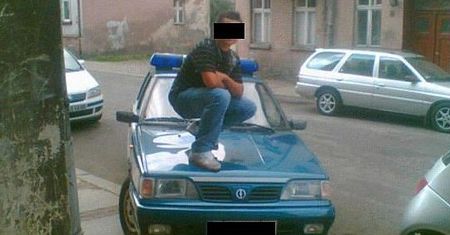 Skakał po radiowozach i chwalił się tym w internecie