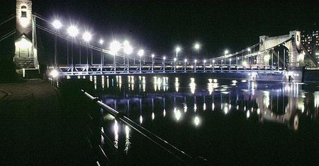 Kradzionym autem wjechał w grupę ludzi i skoczył do Odry