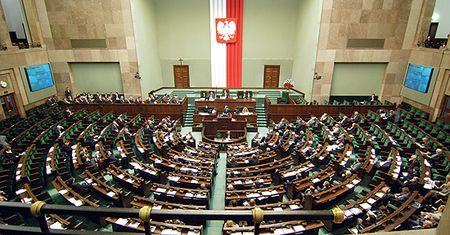 Co z tego, że kryzys - posłowie znowu wzięli sobie wolne