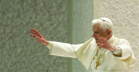 "Benedykt XVI prowadzi Kościół katolicki w stronę sekty"