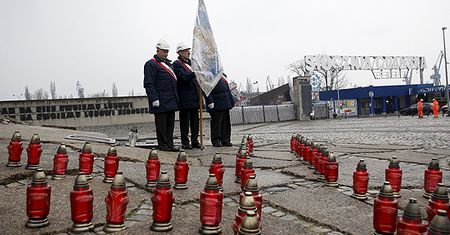 96 zniczy ustawionych w kształt krzyża w Gdańsku