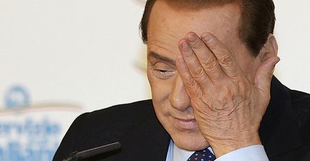Berlusconi tłumaczy się z pocałowania Kadafiego w rękę
