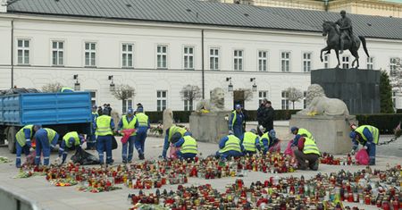 Sprzątanie przed Pałacem - wywieźli siedem ton zniczy