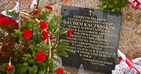 Rosjanie w tajemnicy zmienili tablicę upamiętniającą ofiary