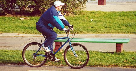 Posłowie pozwolili rowerzystom jeździć po chodnikach