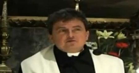 Oni uwierzyli, że ksiądz dzwonił do Nieba, "to prorok"