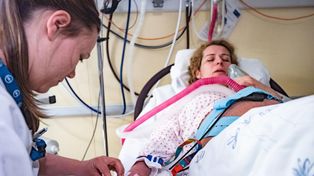 Poród to nie rutyna. Ekspert ostrzega przed zamykaniem porodówek