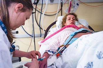 Poród to nie rutyna. Ekspert ostrzega przed zamykaniem porodówek