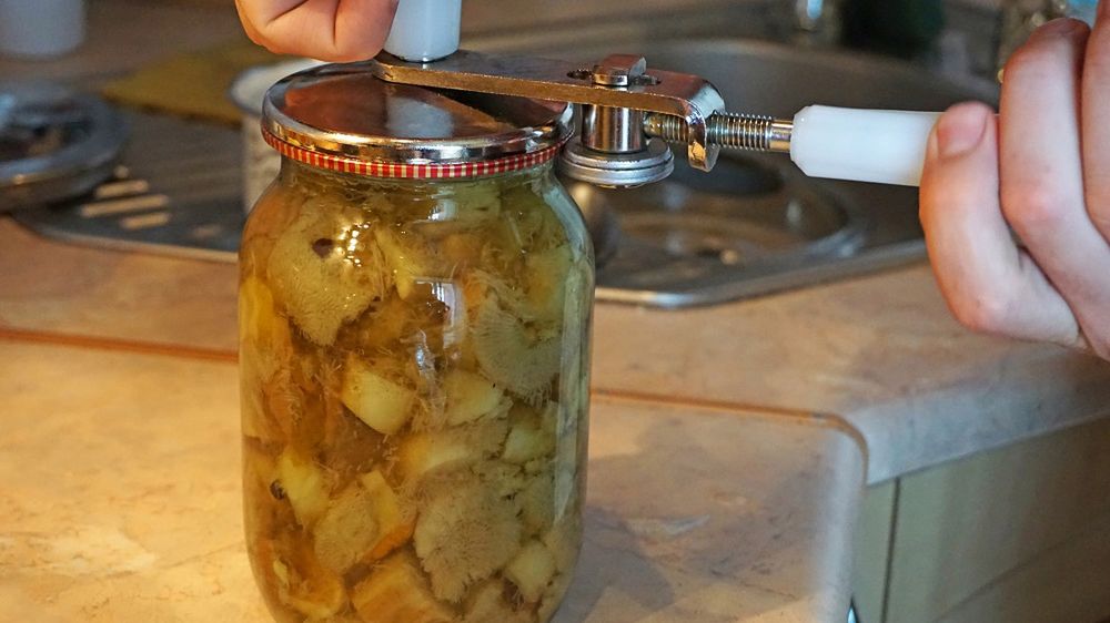 Polacy jedzą bez opamiętania. Cierpią stawy i żołądek