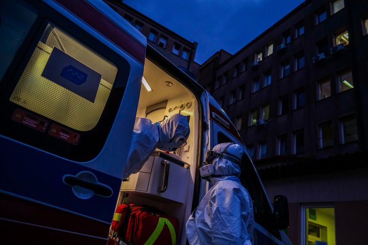 Szczyt piątej fali w Polsce już w marcu? Naukowcy mówią o 80 tys. hospitalizacji i 2 tys. zgonów dziennie