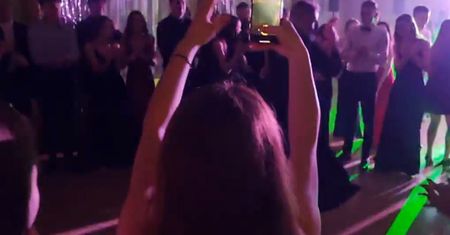 "Ksiądz też człowiek". Nagranie z tej studniówki stało się hitem