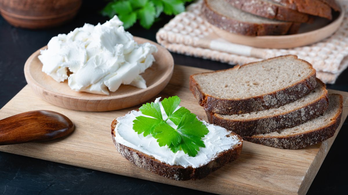 Domowy twaróg można przygotować ze słodkiego lub zsiadłego mleka.