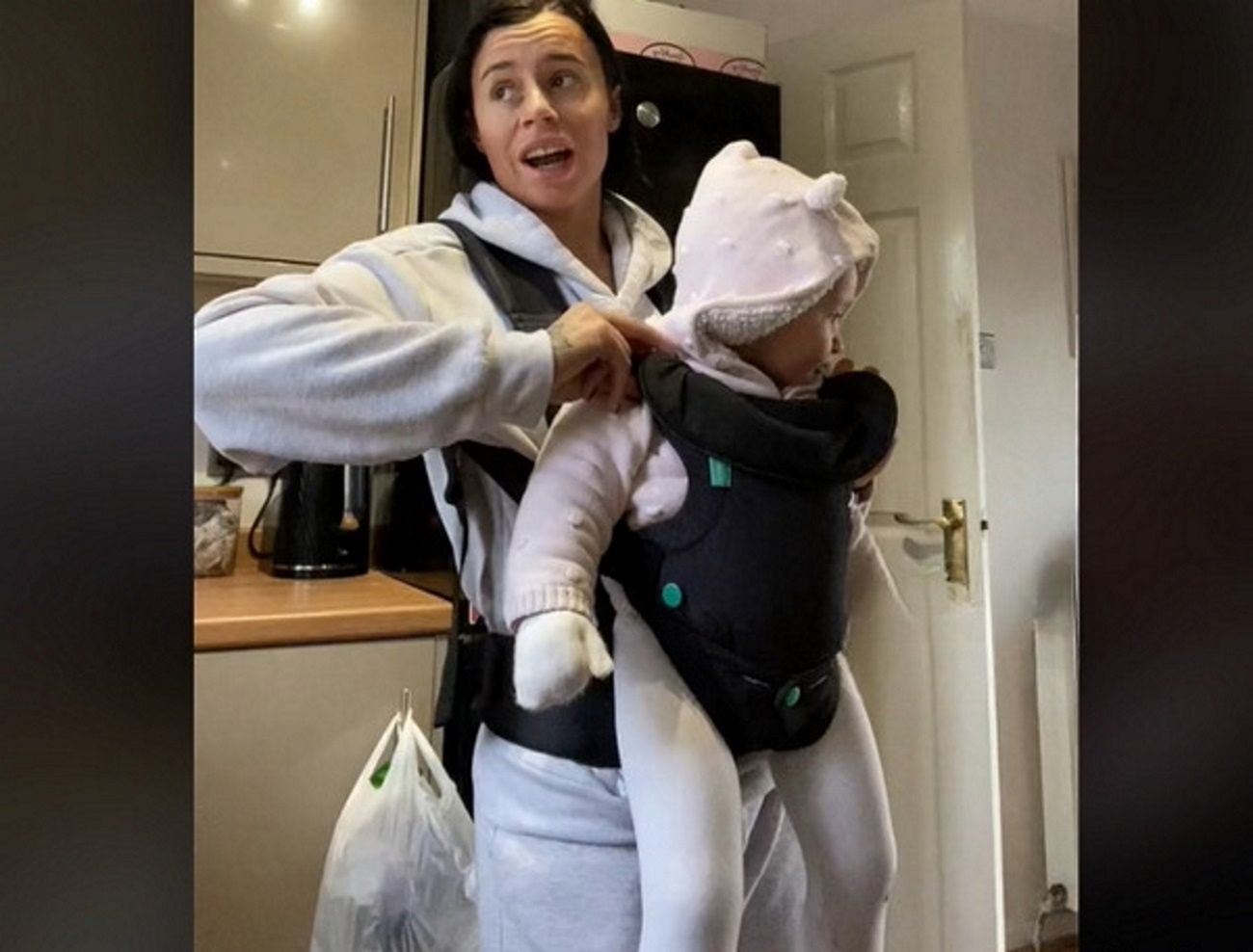 TikTok: Hejt na matkę, która nadal nosi swoje dziecko. 