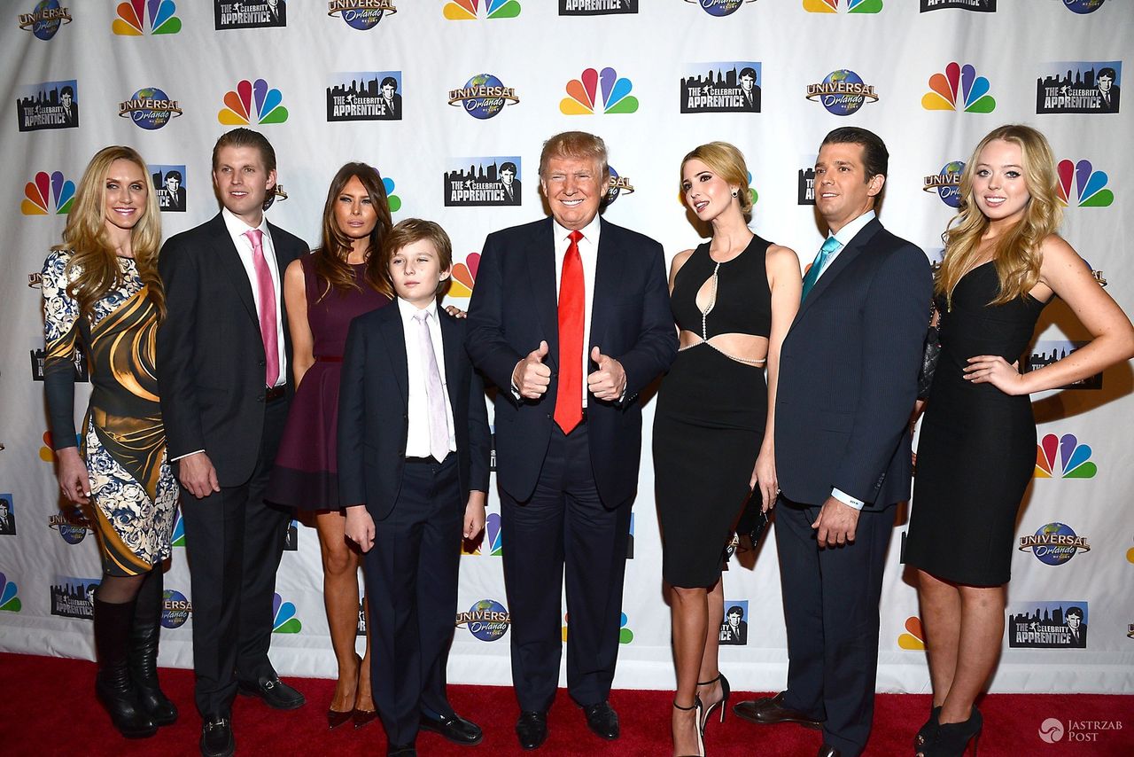 Donald Trump z rodziną: (od lewej) syn Eric z żoną Larą, syn Barron, żona Melania, córka Ivanka, syn Donald Junior i córka Tiffany (fot. East News)