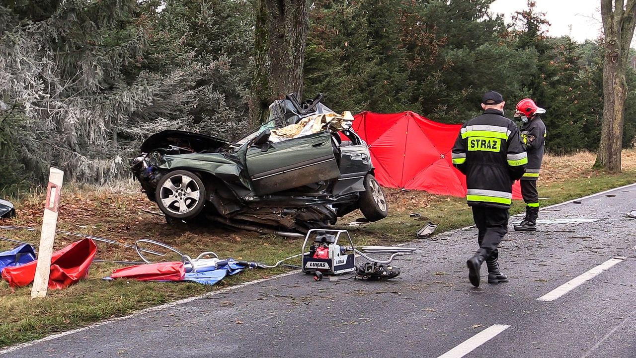 Tragiczny wypadek na drodze Piła – Trzcianka. Samochód owinął się wokół drzewa