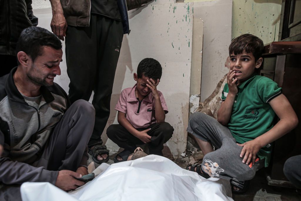 Chłopiec płaczący nad zwłokami taty w mieście Rafah 
