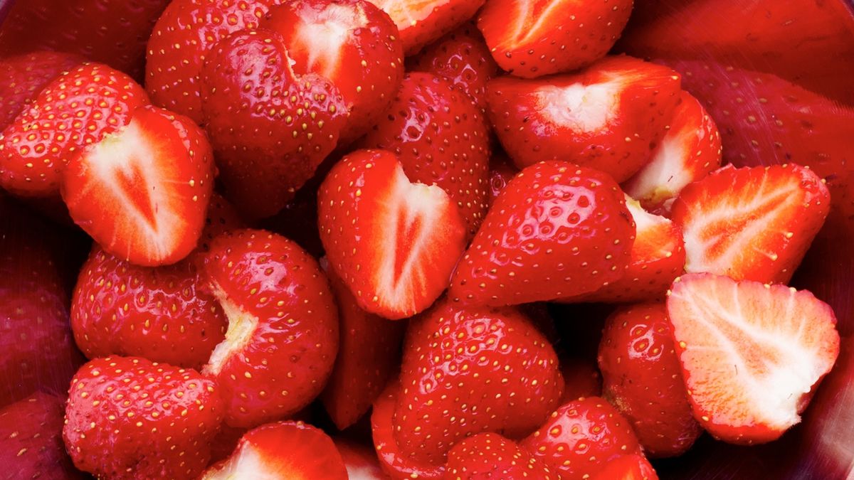 Uczulenie na truskawki to przykład alergii pokarmowej.