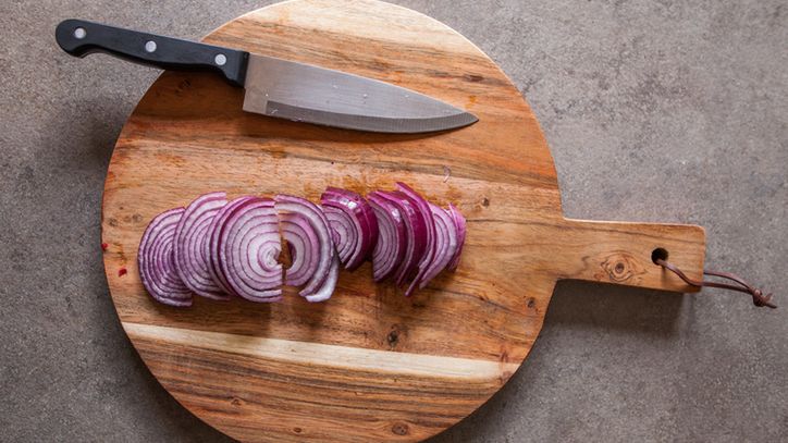 Oligofruktoza to substancja, która znajduje się między innymi w cebuli i czosnku.