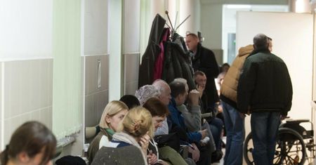 Ogromne kolejki w przychodniach. Lekarz wskazuje winnych (WIDEO)