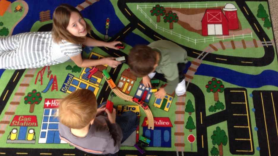 Wykładzina czy panele i dywan - co lepiej sprawdzi się w pokoju dziecka?