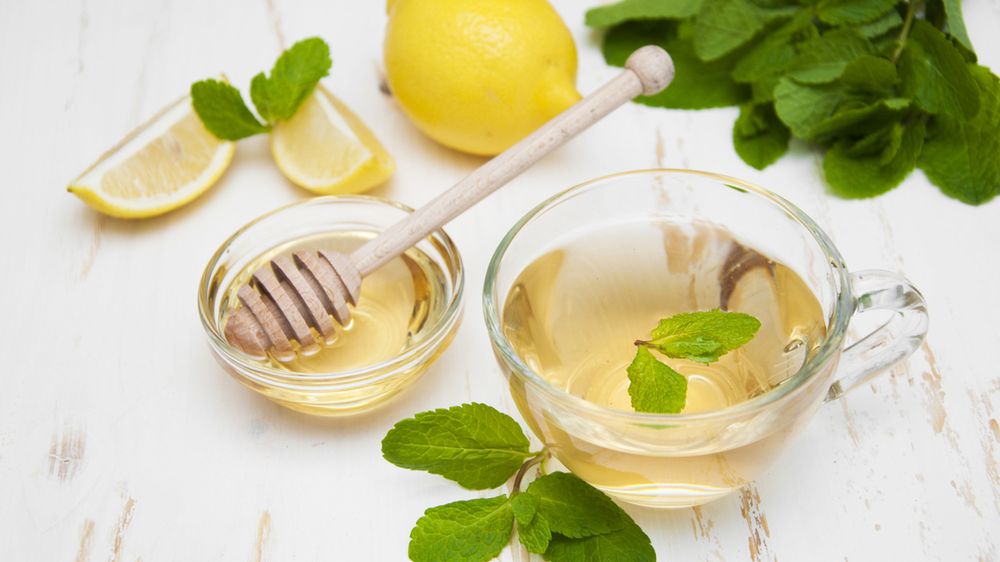Dlaczego warto codziennie pić ciepłą wodę z cytryną i miodem?