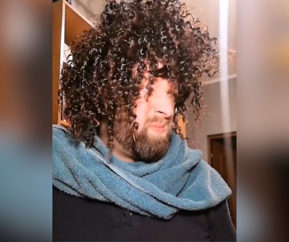 Ksiądz z TikToka pokazał, jak uczniowie ściągają na klasówkach. Jego film zrobił furorę w sieci