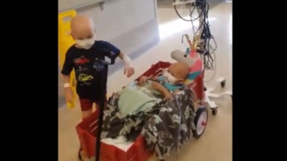 Ciężko chory chłopiec zabrał koleżankę na przejażdżkę po szpitalu. "Zdążyłam się już poryczeć trzy razy"