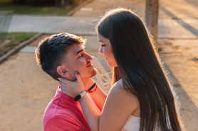Pierwszy pocałunek – kiedy i jak się całować? 