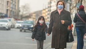 Koronawirus a smog. Czy wpływa na przebieg COVID-19? Prof. Simon i dr hab. Zielonka wyjaśniają