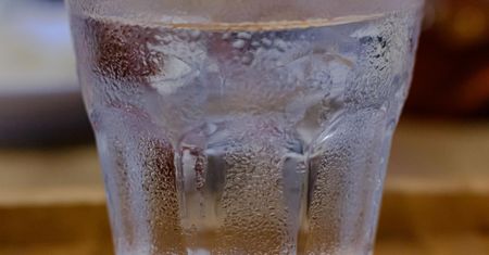 Zapomnij o zimnym napoju. Naturalne sposoby na ochłodzenie organizmu bez klimatyzacji