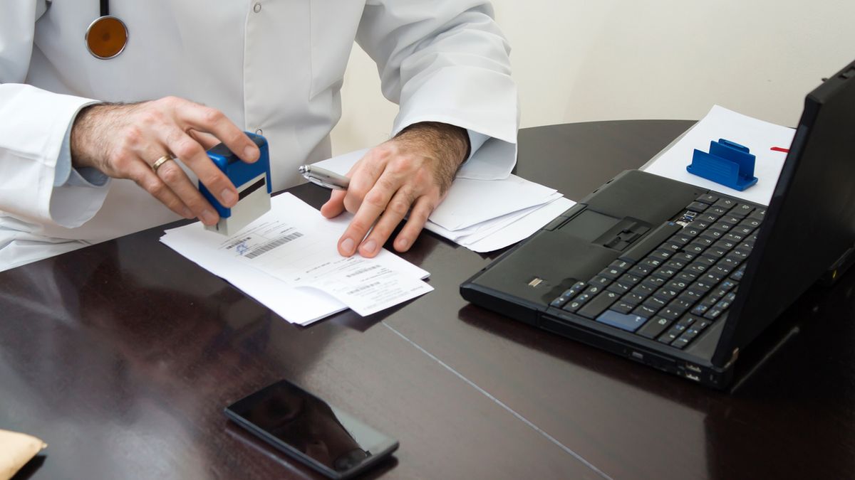 Śluz w kale może pojawić się podczas zatrucia pokarmowego, zaparcia lub biegunki.