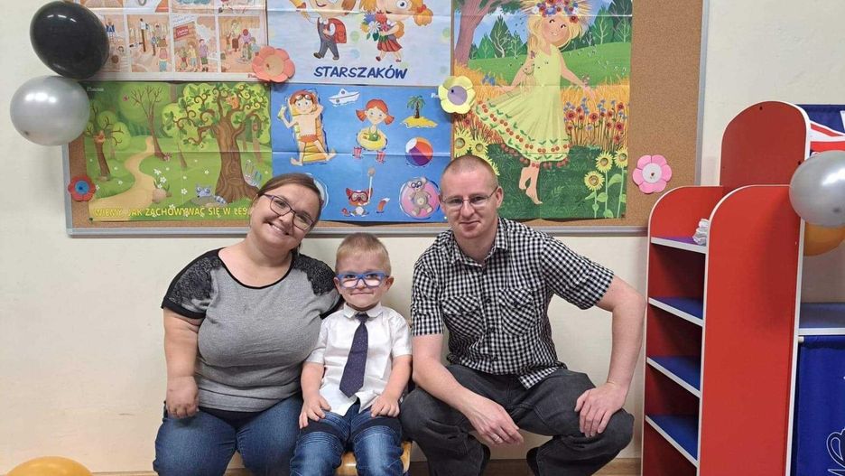 Kacper chory na achondroplazję. Na zdjęciu z rodzicami