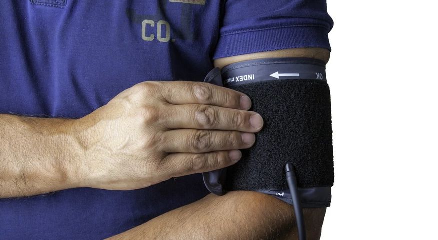 Sfigmomanometr to aparat do pośredniego pomiaru ciśnienia tętniczego krwi. Urządzenie składa się z mankietu zakładanego na ramię lub nadgarstek oraz połączonego z nim układu pomiarowego.