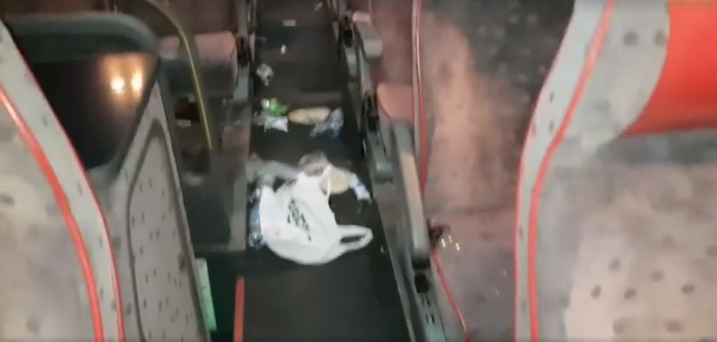 W autokarze znajdowało się mnóstwo śmieci