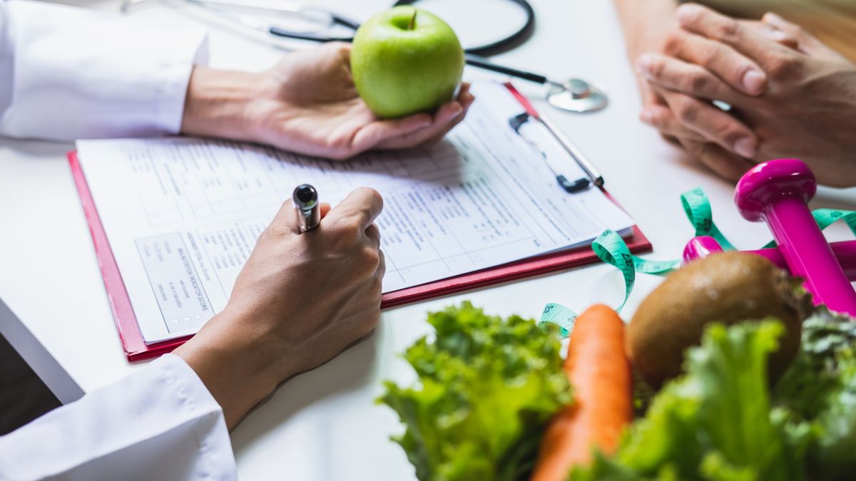Dietetyk na NFZ udziela bezpłatnych porad dotyczących zdrowego żywienia.