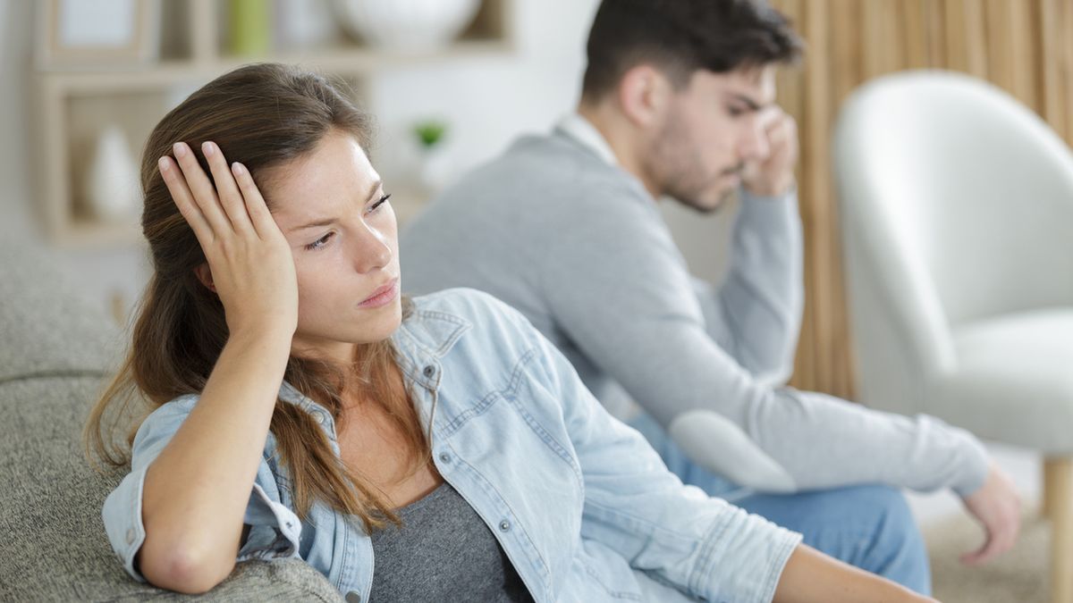 Konflikt w związku może wynikać z różnych przyczyn, np. niezrozumienia, lekceważenia potrzeb drugiej strony, zaburzonej komunikacji czy niejasności co do pełnionych ról.