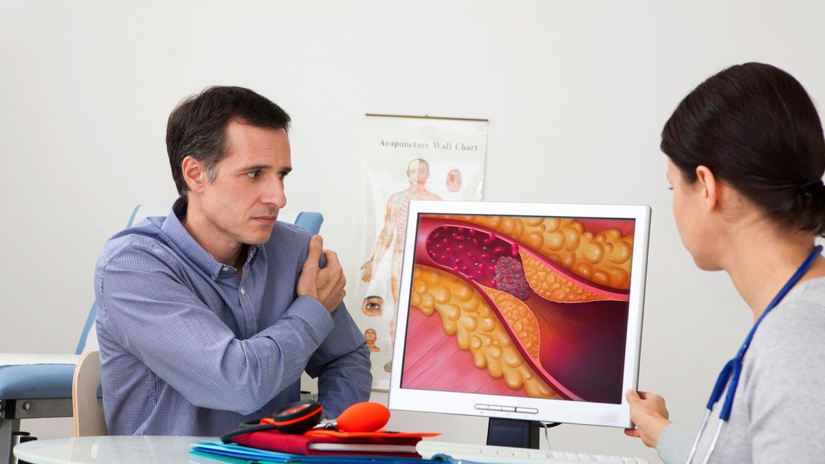 Atorwastatyna to lek, który obniża stężenie cholesterolu i trójglicerydów we krwi.