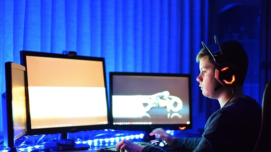 Czas przed ekranem. Kiedy można mówić o uzależnieniu?