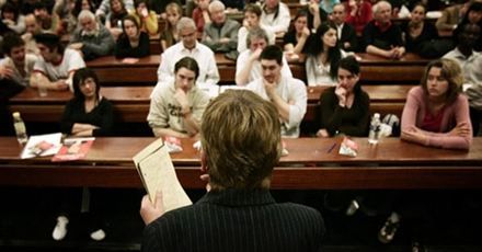 Ile zarabia profesor?