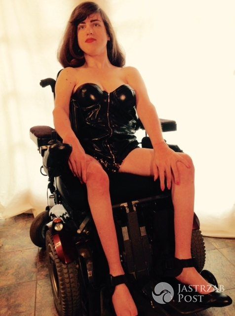 Erin Tatum parodiuje zdjęcie Kylie Jenner na wózku zamieszczone w magazynie "Interview" na grudzień 2015 (fot. Petitetimidgay.tumblr.com)