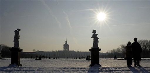 Niemcy walczą z mrozami i cieszą się z prawdziwej zimy