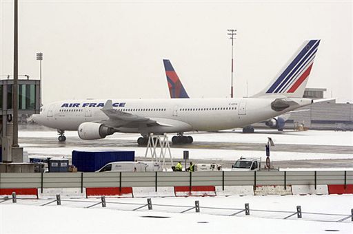 Paryskie lotniska znów działają - koniec strajku