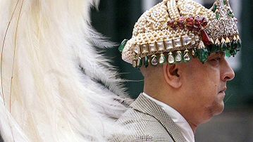 Zgromadzenie konstytucyjne Nepalu przyjęło tymczasową konstytucję. Tym samym przestała istnieć nepalska monarchia, a kraj stał się republiką. Na ulicach Katmandu manifestujący od rana ludzie rozpoczęli świętowanie kresu istnienia blisko 240-letniej monarchii i ustanowienia republiki Nepalu. Dotychczasowy król Nepalu Gjanendra stał się w środę zwykłym obywatelem kraju.