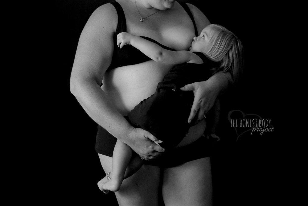 Karmienie piersią powyżej roku - fotografie Natalie McCain