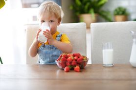 Mleko roślinne – nie zawiera kluczowych substancji odżywczych. Najnowsze wytyczne na temat żywienia dzieci