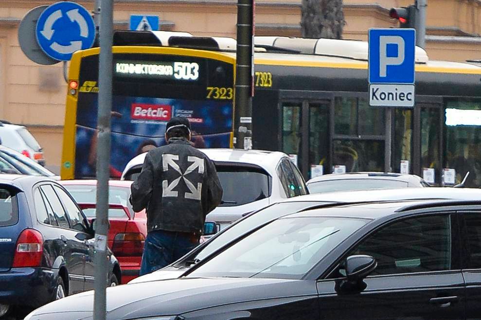Kuba Wojewódzki w drodze do radia bez ochroniarza