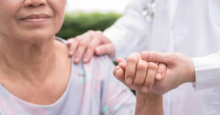Opieka paliatywna - czym jest i kiedy jest konieczna? Jak złożyć wniosek o dofinansowanie z NFZ?